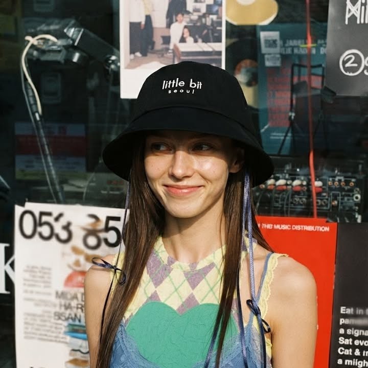 how should a bucket hat sit on your head?